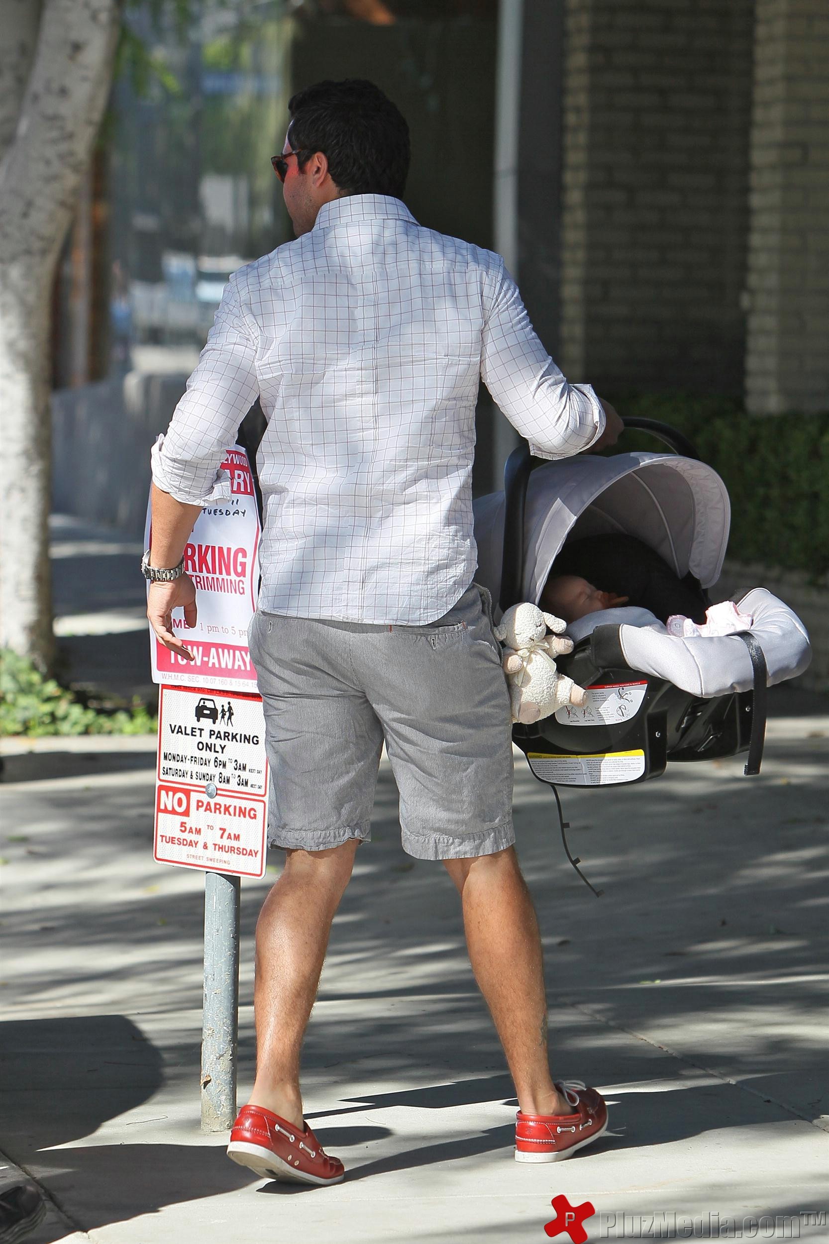 Jessica Alba and Cash Warren take Honor Marie and new baby Haven for breakfast | Picture 98014